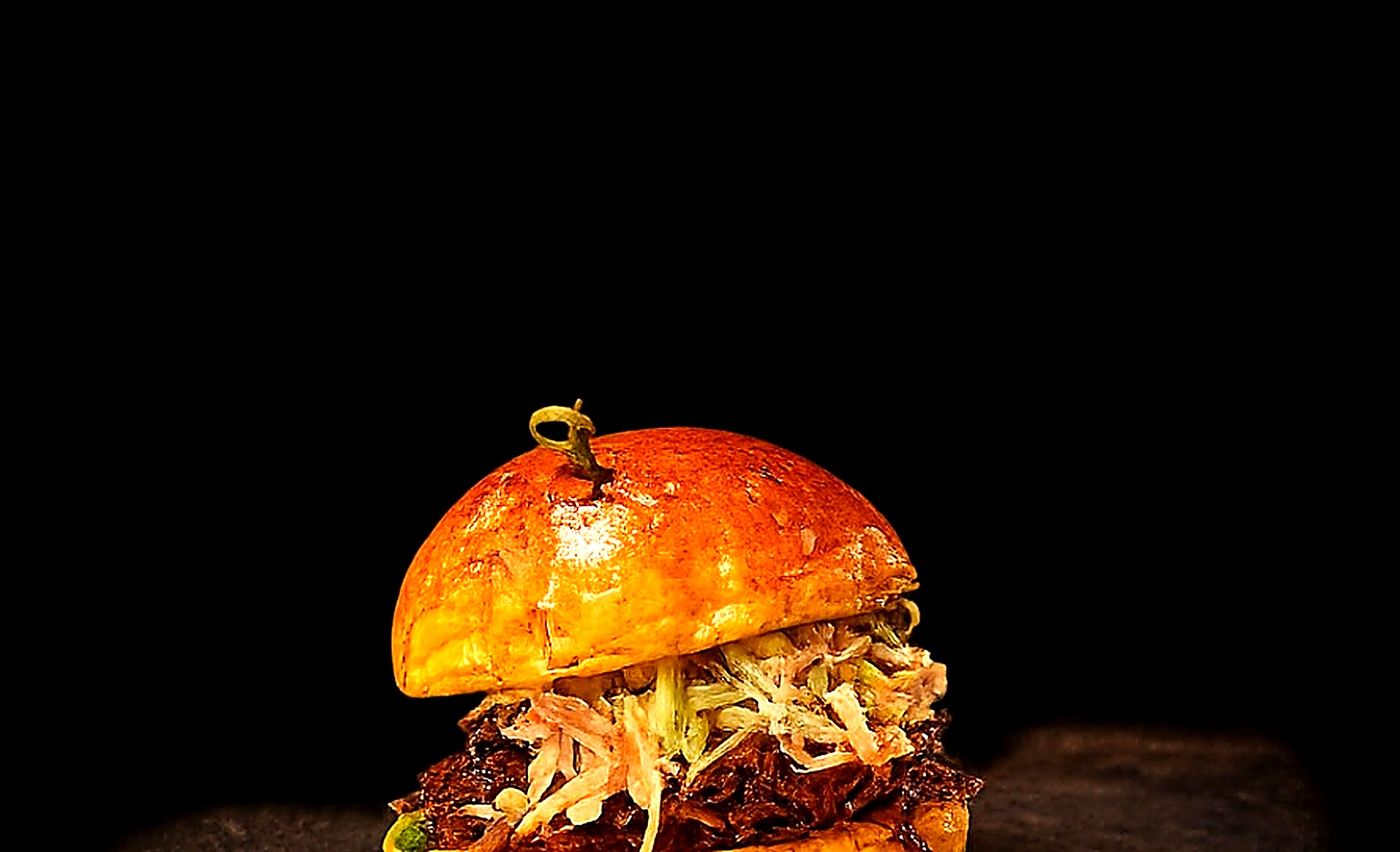 Pulled beef burger with slaw